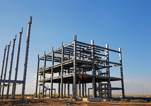 Multi-level steel frame structure with floors at different heights